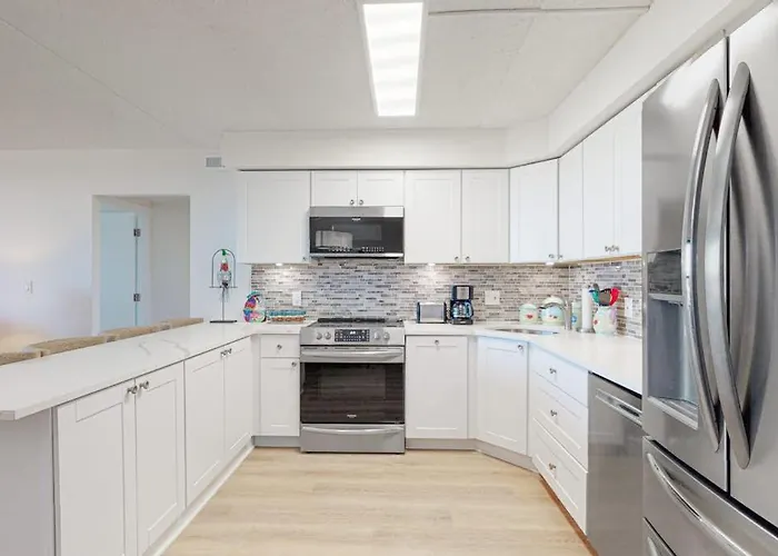 Modern Retreat With Balcony Views Pools Gym & Tennis *