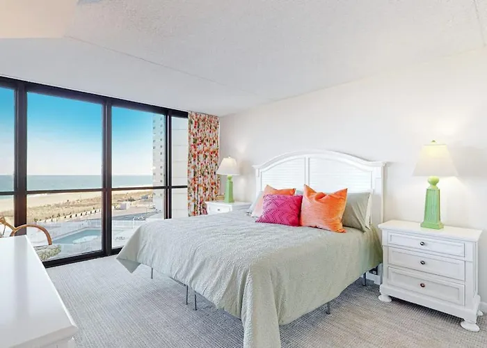Holiday home Modern Retreat With Balcony Views Pools Gym & Tennis
