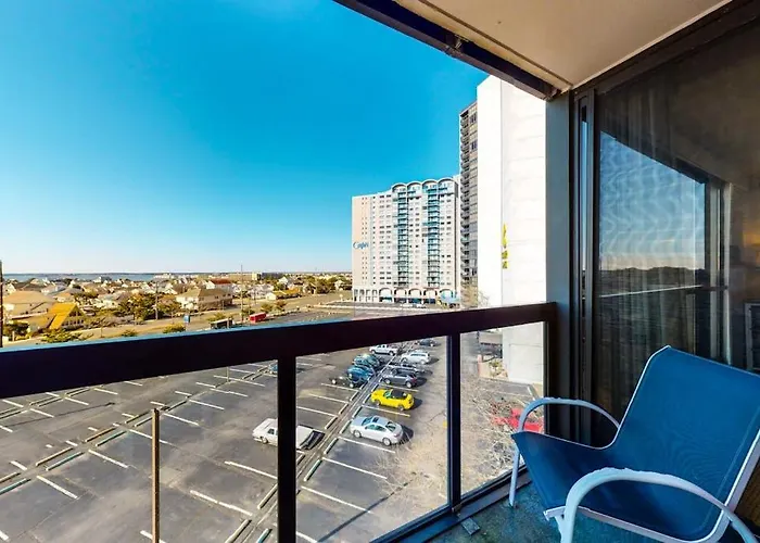 Modern Retreat With Balcony Views Pools Gym & Tennis *